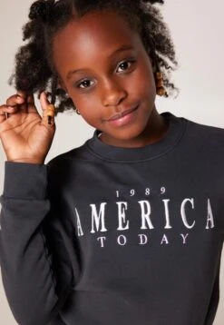 Simmy Crew Jr - Sweater - Washed Black -America Today a3e49bf1afd9407baa5603ab8903e02b