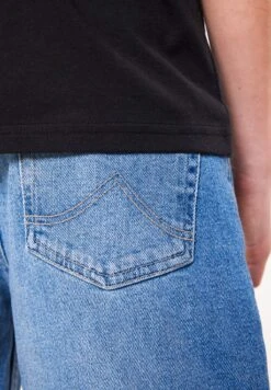 Dallas Jr - Straight Leg Jeans - Medium Blue 8 Dallas Jr - Straight Leg Jeans - Medium Blue -America Today d2048144037e42baa8377e181bff4089